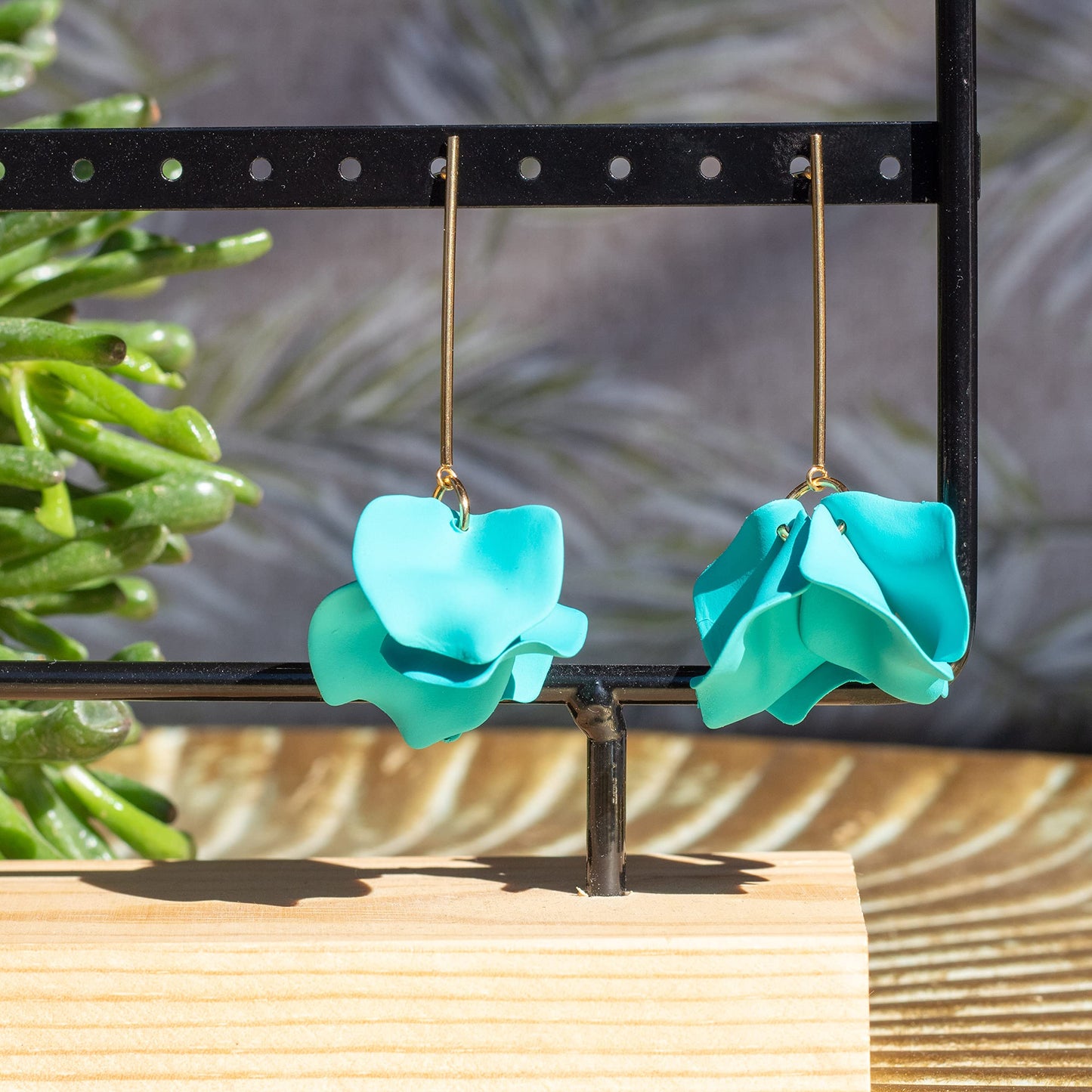Pendientes Colgantes de Flor en Acero Dorado – Turquesa