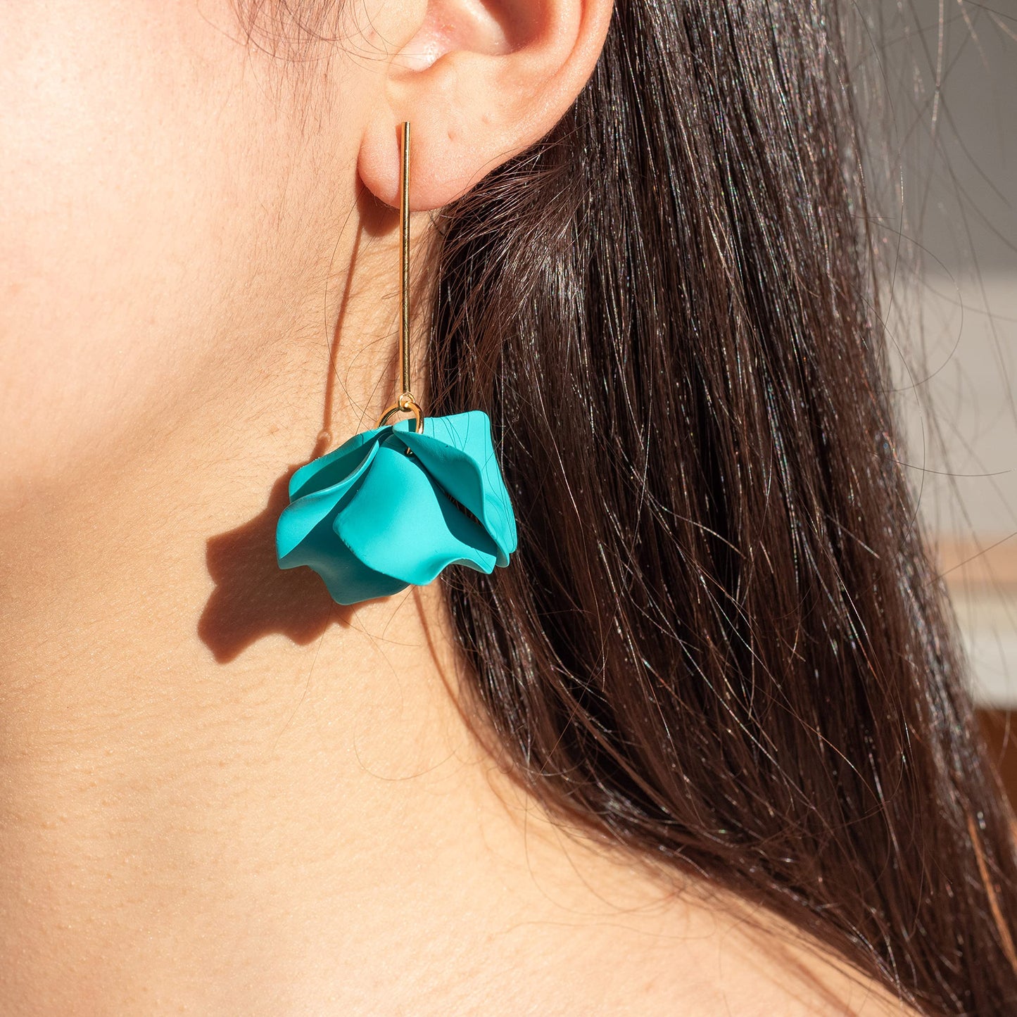 Pendientes Colgantes de Flor en Acero Dorado – Turquesa