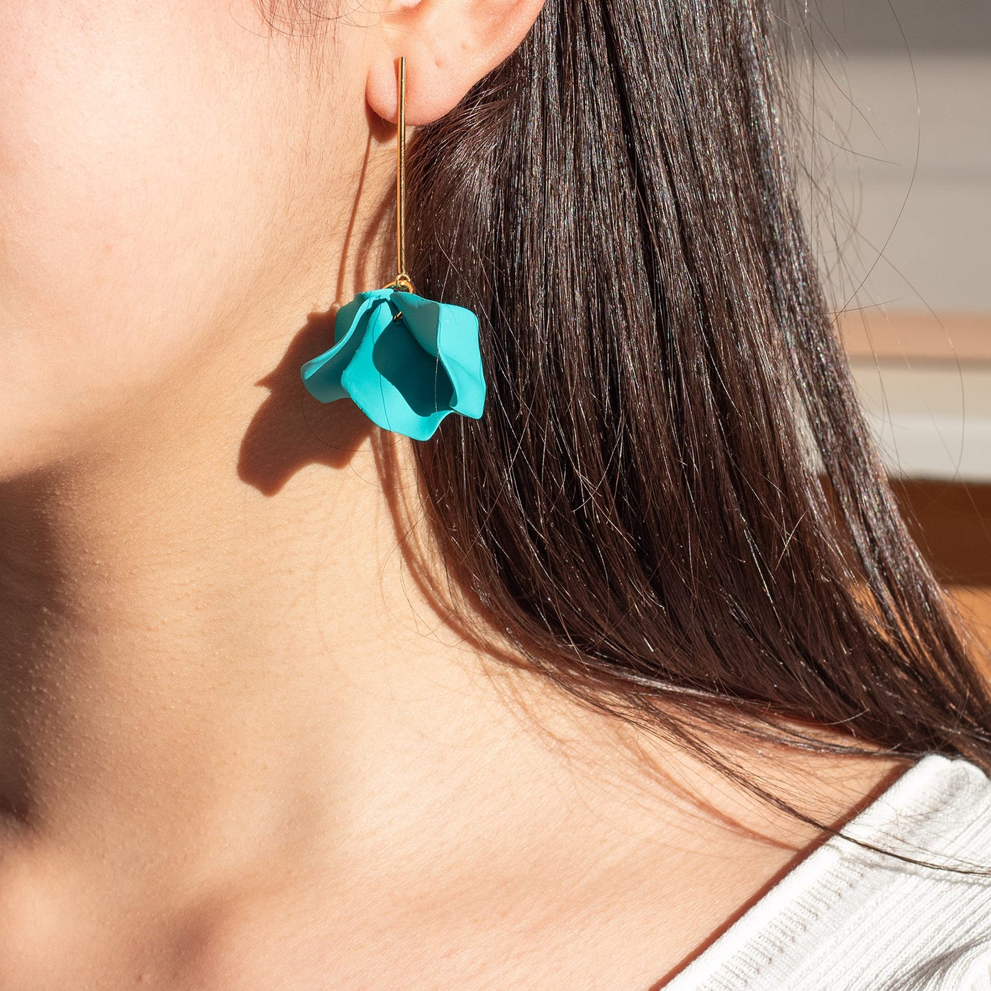 Pendientes Colgantes de Flor en Acero Dorado – Turquesa