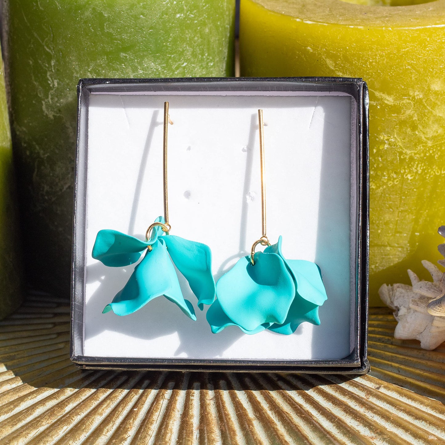 Pendientes Colgantes de Flor en Acero Dorado – Turquesa